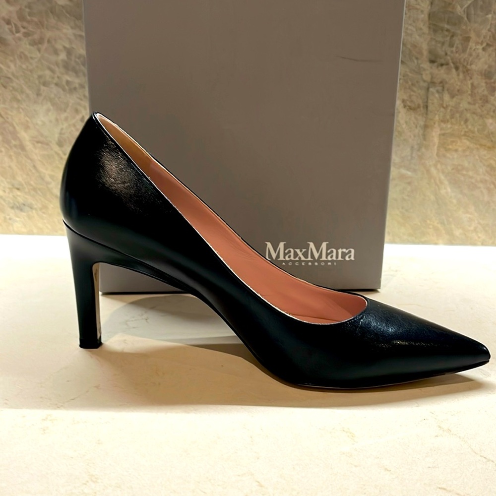 MaxMara Classic Black Leather Pointed Toe Heels, Size 38 - NEW.